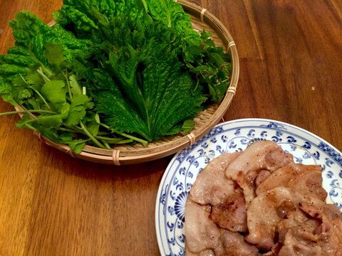 ベトナム風豚の焼き肉と野菜の盛り合わせ